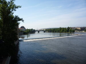 Blick vom Karlssteg auf die Moldau.