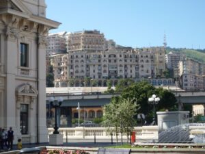 Blick auf die Stadt Genua vom Hafen aus