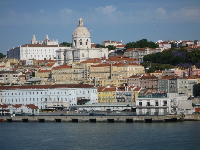 Lissabon Altstadt vom Hafen aus